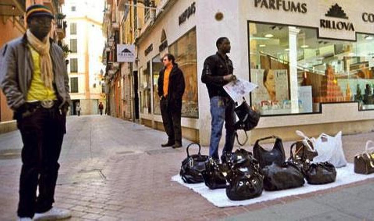 Straßenhändler an der Plaça Major in Palma de Mallorca