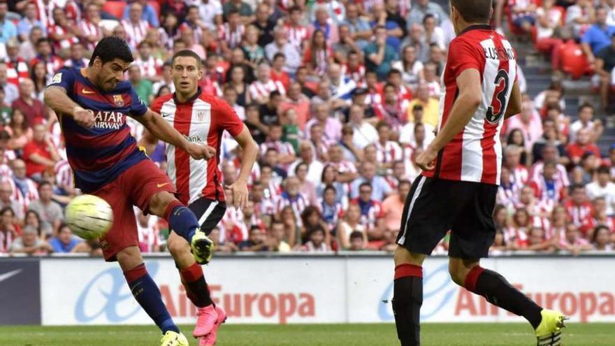 Luis Suárez remata para marcar el único gol del partido que enfrentó al Athletic y al Barcelona en San Mamés.