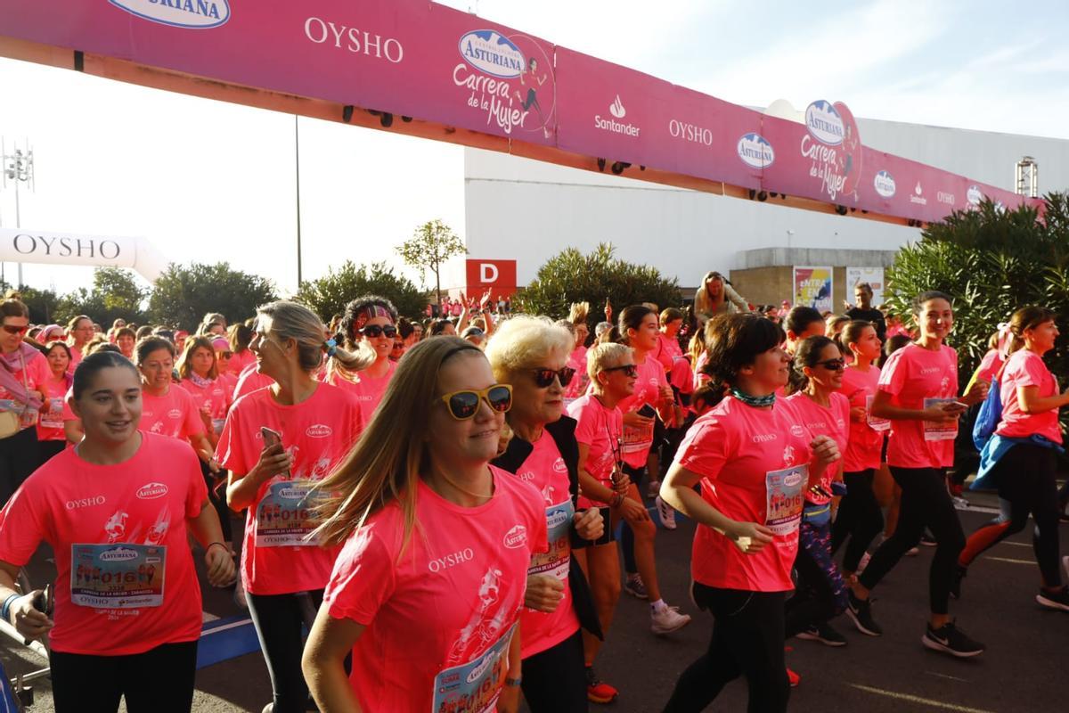 En imágenes | La Carrera de la Mujer llena de rosa el centro de Zaragoza