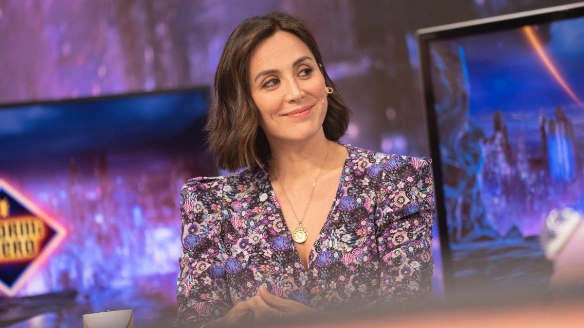 Tamara Falcó lleva un vestido de Isabel Marant con hombreras y drapeado delantero