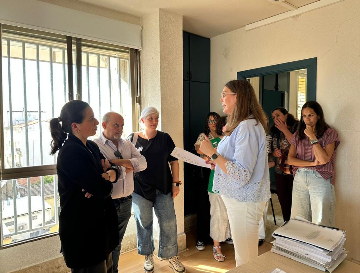 Visita de la alcaldesa de Don Benito, Elisabeth Medina, a las instalaciones de APNADOBE.