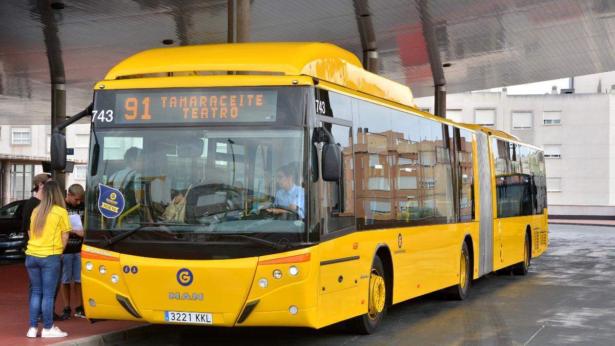 Una guagua en el intercambiador de Tamaraceite de Las Palmas de Gran Canaria.