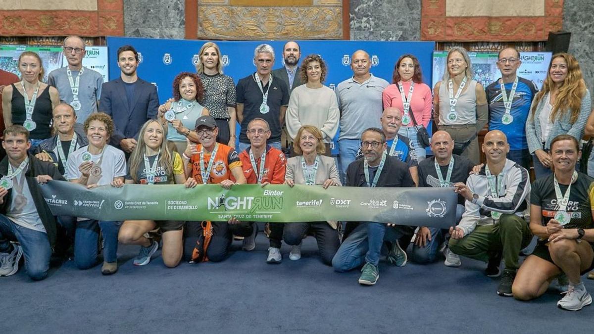 Autoridades, premiados y representantes de las entidades beneficiadas acompañan a los organizadores de la carrera nocturna. | EL DÍA