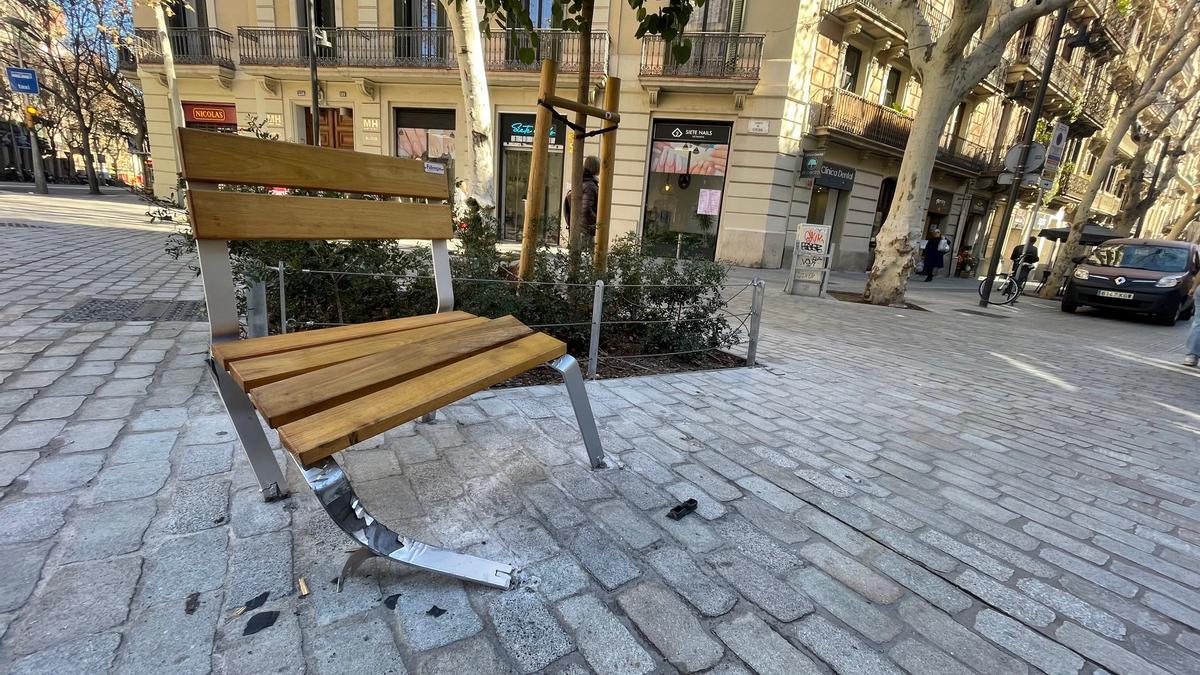 La última (o penúltima quizá ya) silla dañada por los coches, en este caso en la calle de Girona.