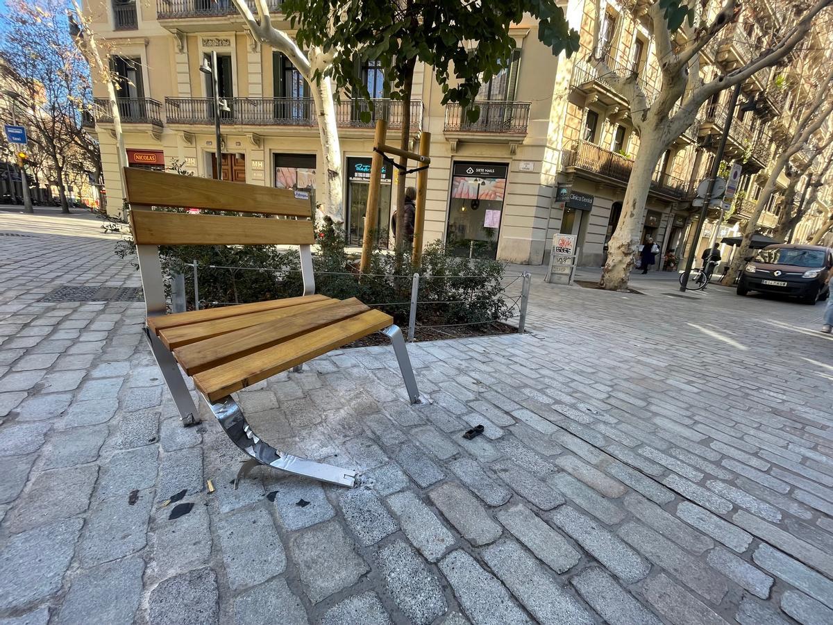 La última (o penúltima quizá ya) silla dañada por los coches, en este caso en la calle de Girona.