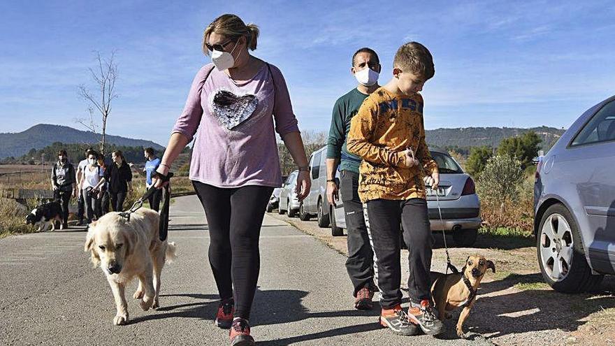 Una famíla amb les mascotes a la carretera que connecta Collbaix i la Torre Lluvià