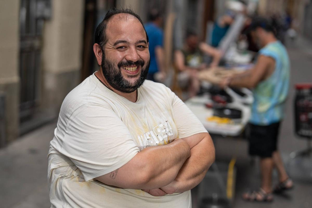 Barcelona. Germán, presidente de las calles Sant Pere Màrtir y Jesús, posa durante los preparativos de la decoración de la Festa Major de Gràcia. 6 de agosto de 2026. Sociedad. AUTOR: ZOWY VOETEN