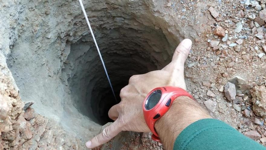 Un nen de dos anys cau en un pou de més de 100 metres