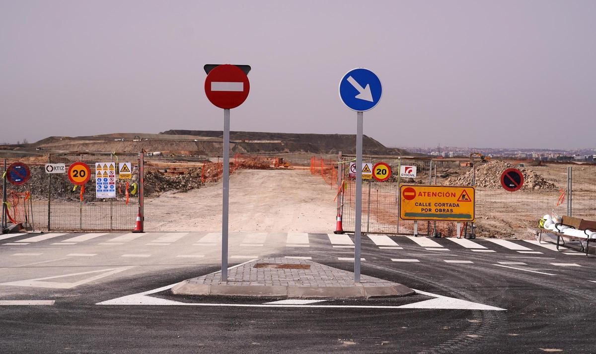 Zona de obras en la futura vía borde de Valdecarros.