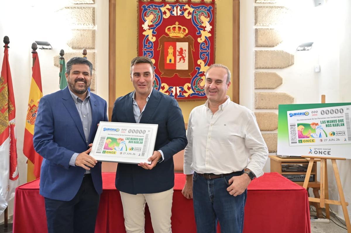 Extremadura pone voz en Cáceres a la realidad de la sordoceguera: "Es una discapacidad única"