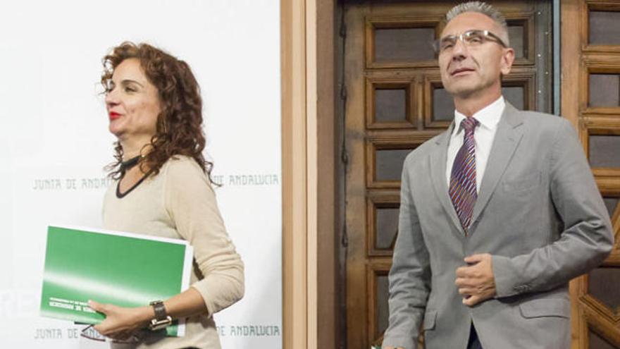 La consejera de Hacienda, María Jesús Montero (i) y el portavoz del Ejecutivo, Miguel Ángel Vázquez, poco antes de comparecer en el Palacio de San Telmo.