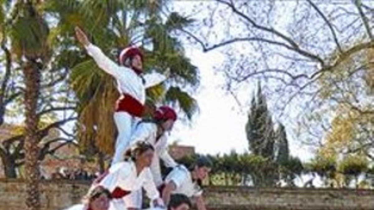 Fiesta 8La 'colla' Falcons, en la plaza de Blanquerna, junto al Marítim.