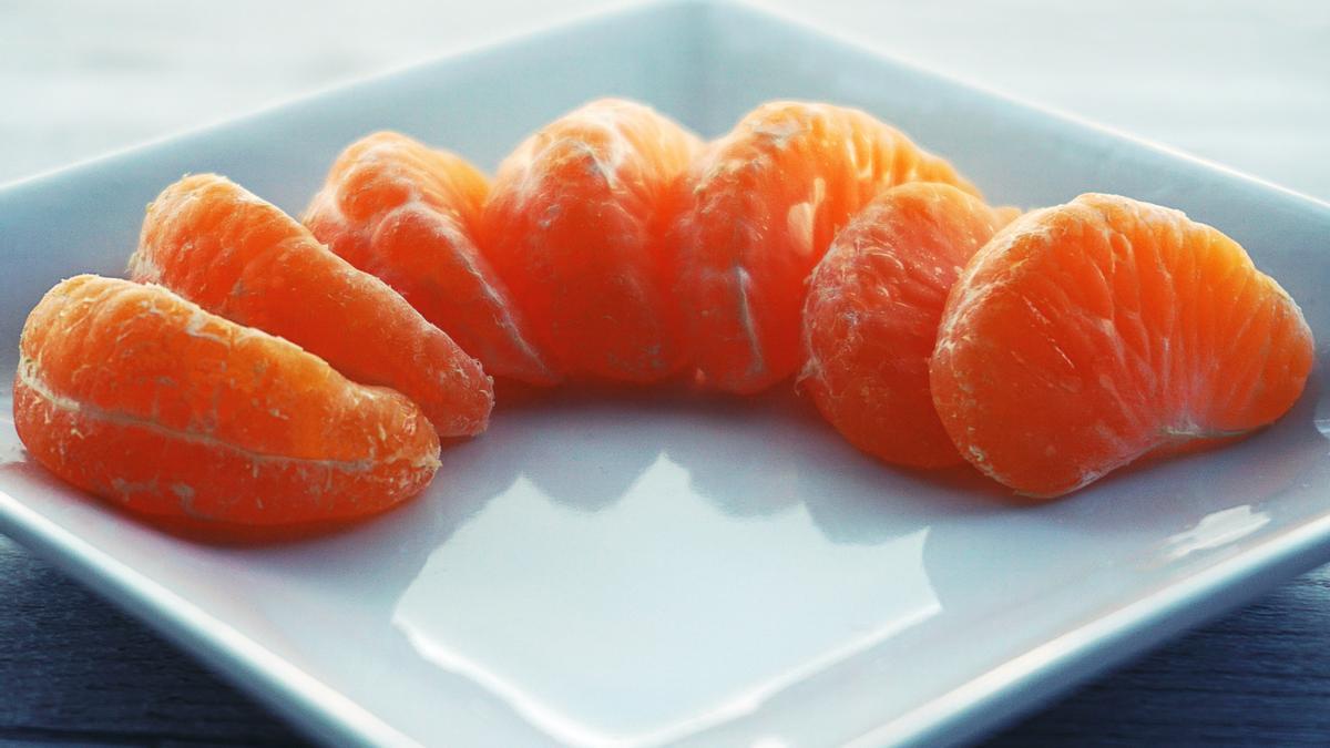 Los gajos de mandarina son ideales para consumir en el almuerzo o en la merienda para perder peso.