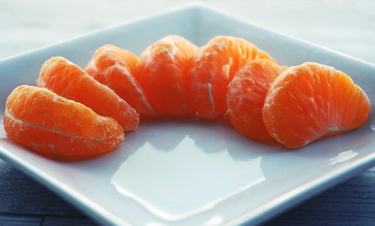 Los gajos de mandarina son ideales para consumir en el almuerzo o en la merienda para perder peso.