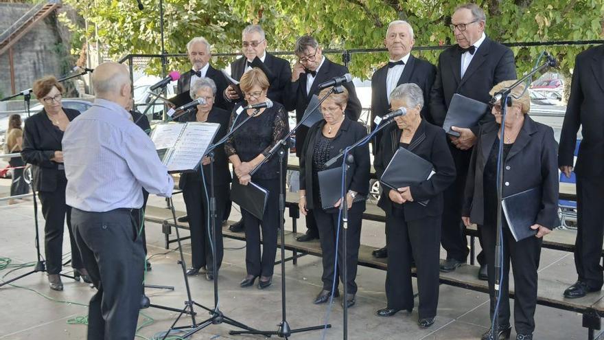 Samertolaméu suma un día más de fiesta tras la ofrenda a los marineros