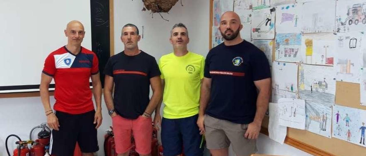 Los efectivos de bomberos que estaban ayer de guardia en la base de Silleda. // Bomberos