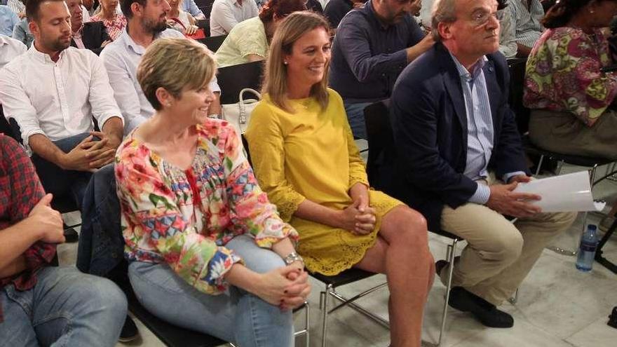 José Agustín Cuervas-Mons, a la derecha, durante la reunión del comité ejecutivo regional de ayer. A su lado, Reyes Fernández Hurlé, nueva componente del comité ejecutivo nacional que presidirá Pablo Casado.