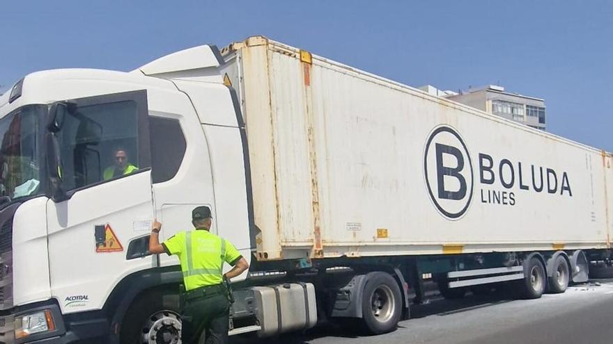 Un camión sufre una avería y se incendian sus frenos en la GC-1, en Las Palmas de Gran Canaria