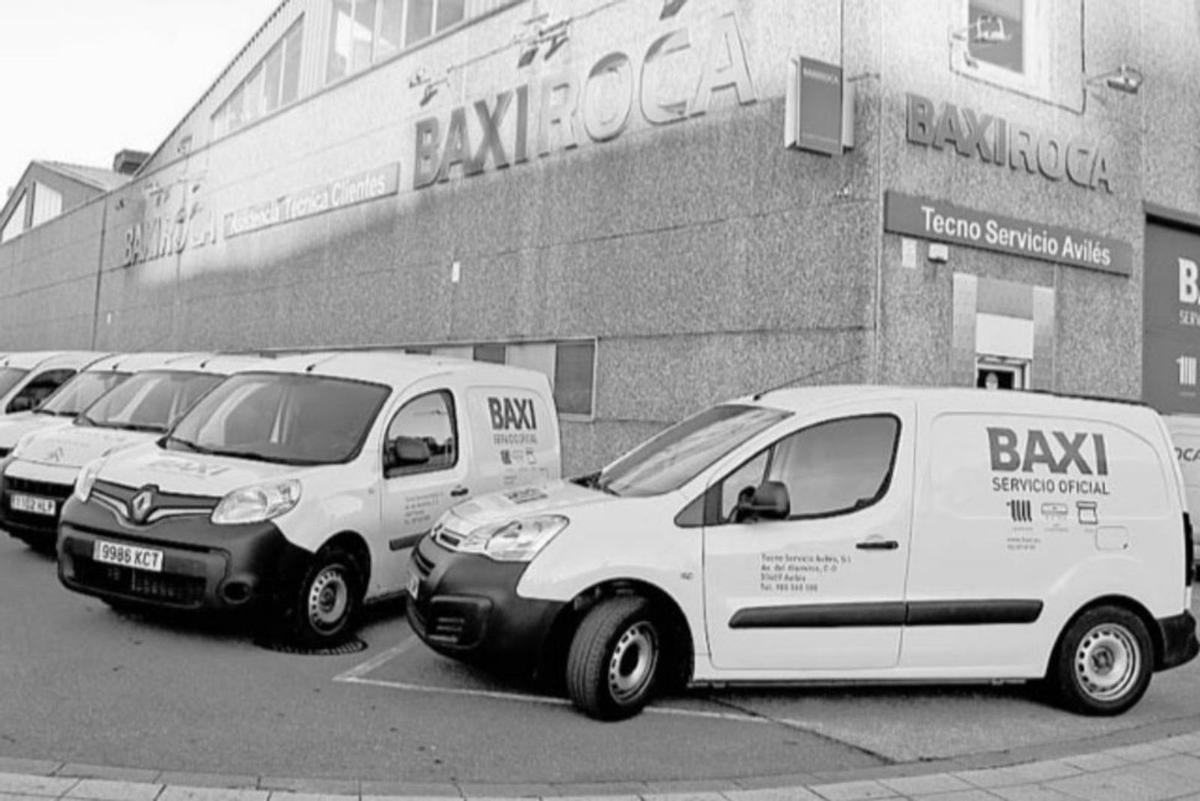 Nave y vehículos de la empresa y trabajos en una caldera.  | PABLO SOLARES