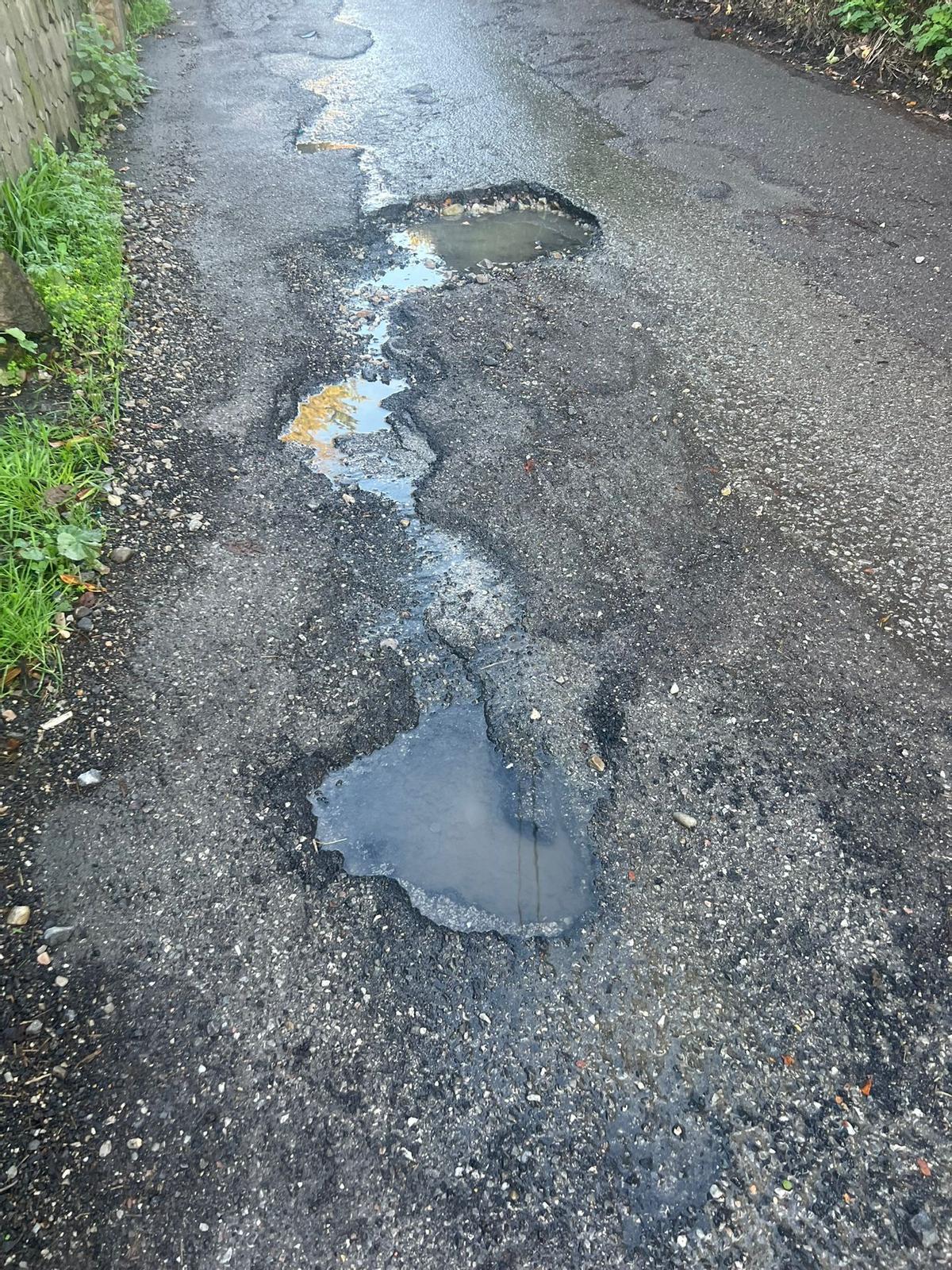 Uno de los baches de la vía.