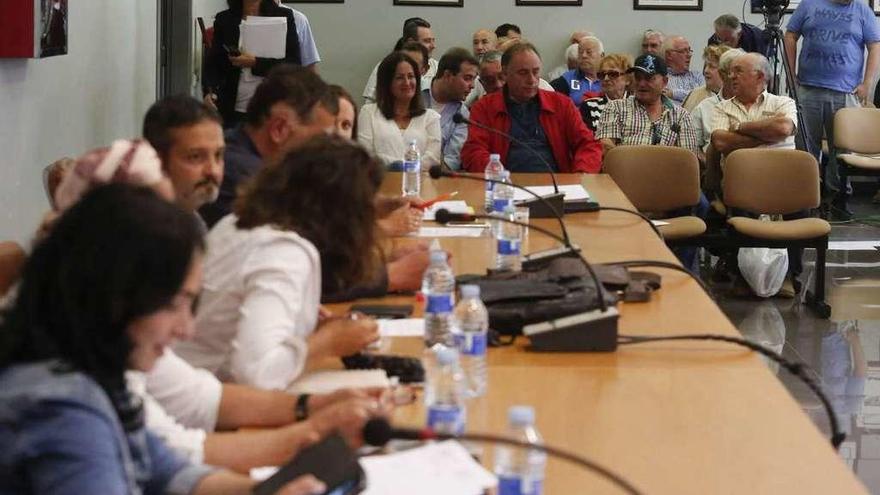 Los vecinos de Santiago del Monte, al fondo, con la alcaldesa, Yasmina Triguero, a la izquierda, antes del inicio del Pleno municipal de ayer. En primer término, varios ediles de Castrillón.