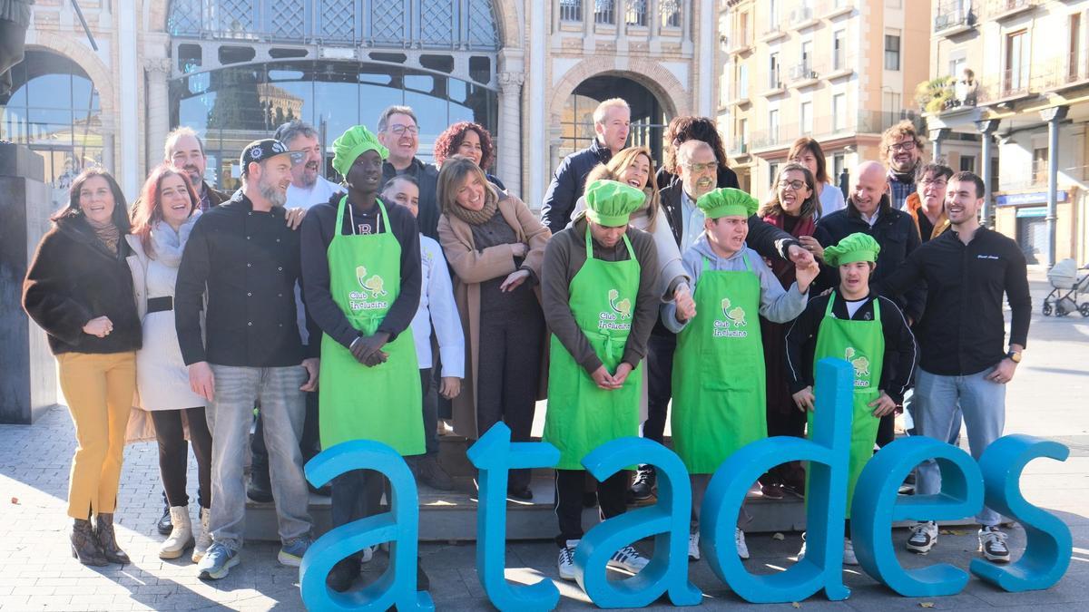 Los cuatro alumnos del Colegio de Educación Especial Atades-San Martín de Porres junto a múltiples autoridades, entre ellas la alcaldesa de Zaragoza, Natalia Chueca, y el director de EL PERIÓDICO DE ARAGÓN, Ricardo Barceló