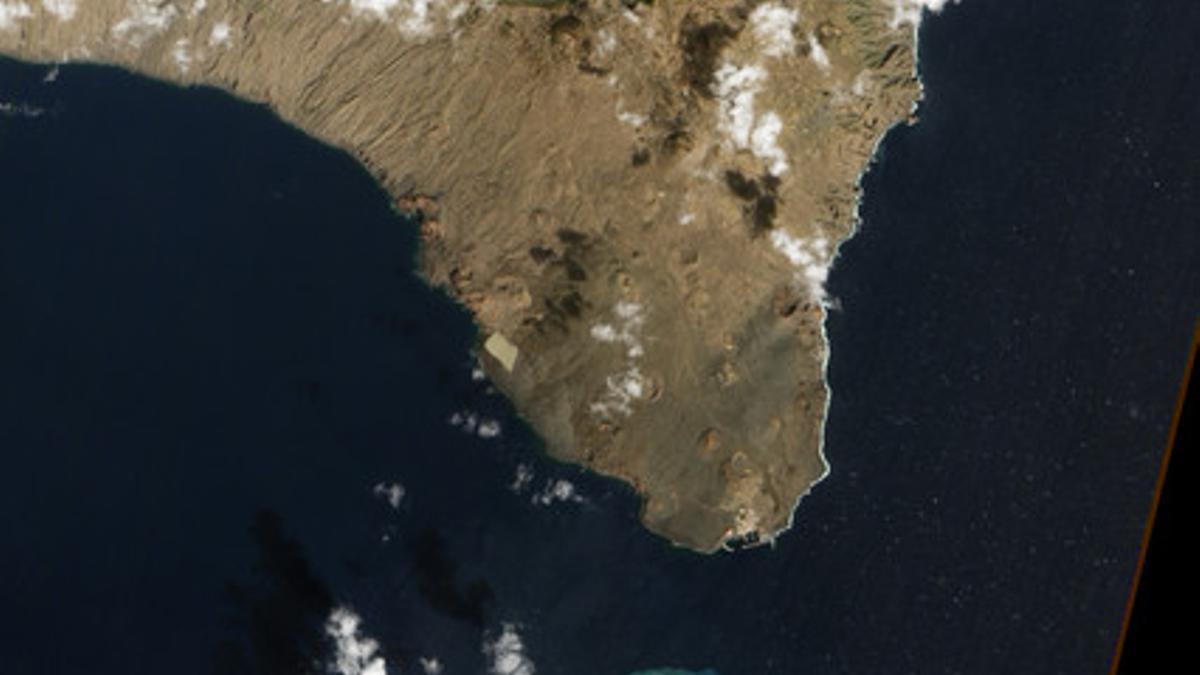 Foto de un satélite de la NASA del volcán de El Hierro