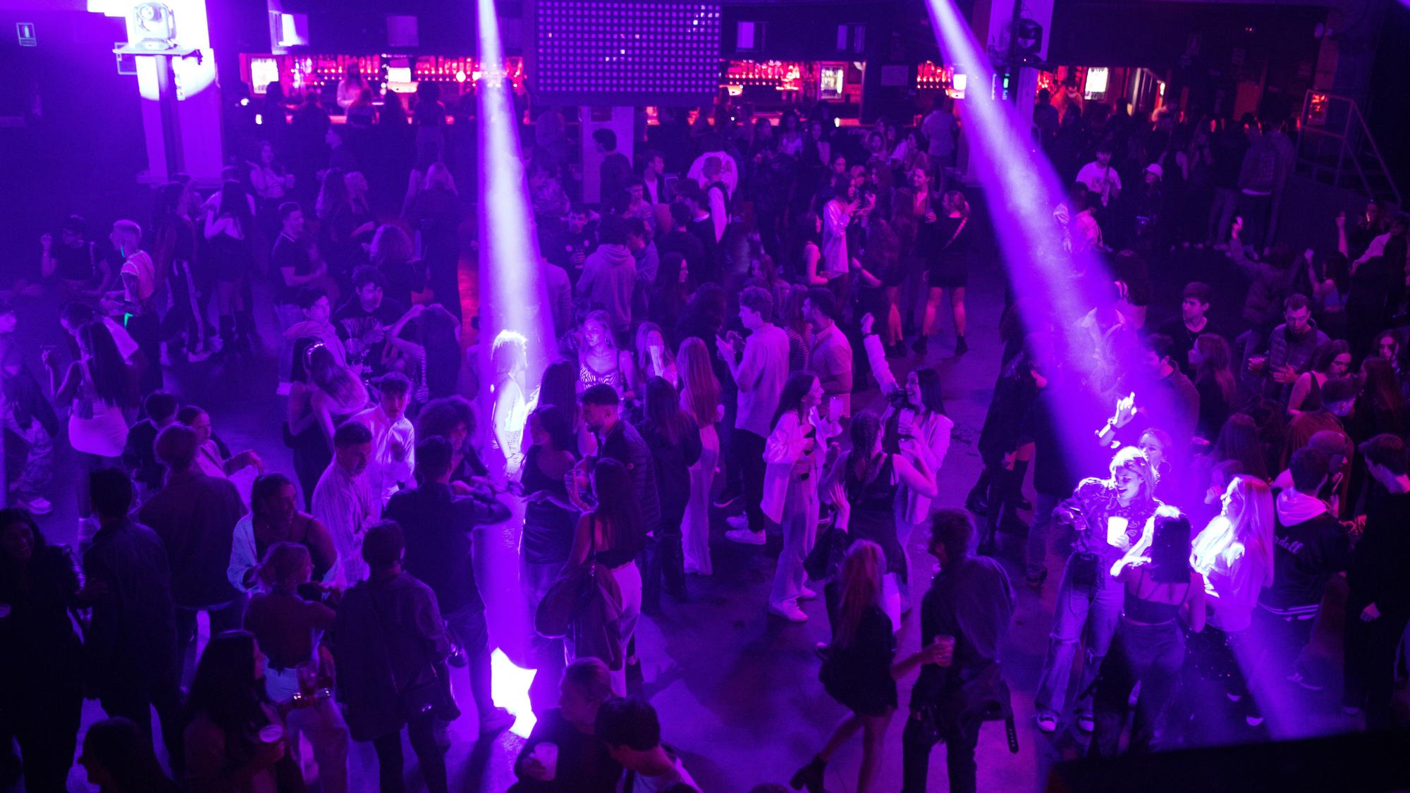 Jovenes bailando en la discoteca a primera hora de la noche