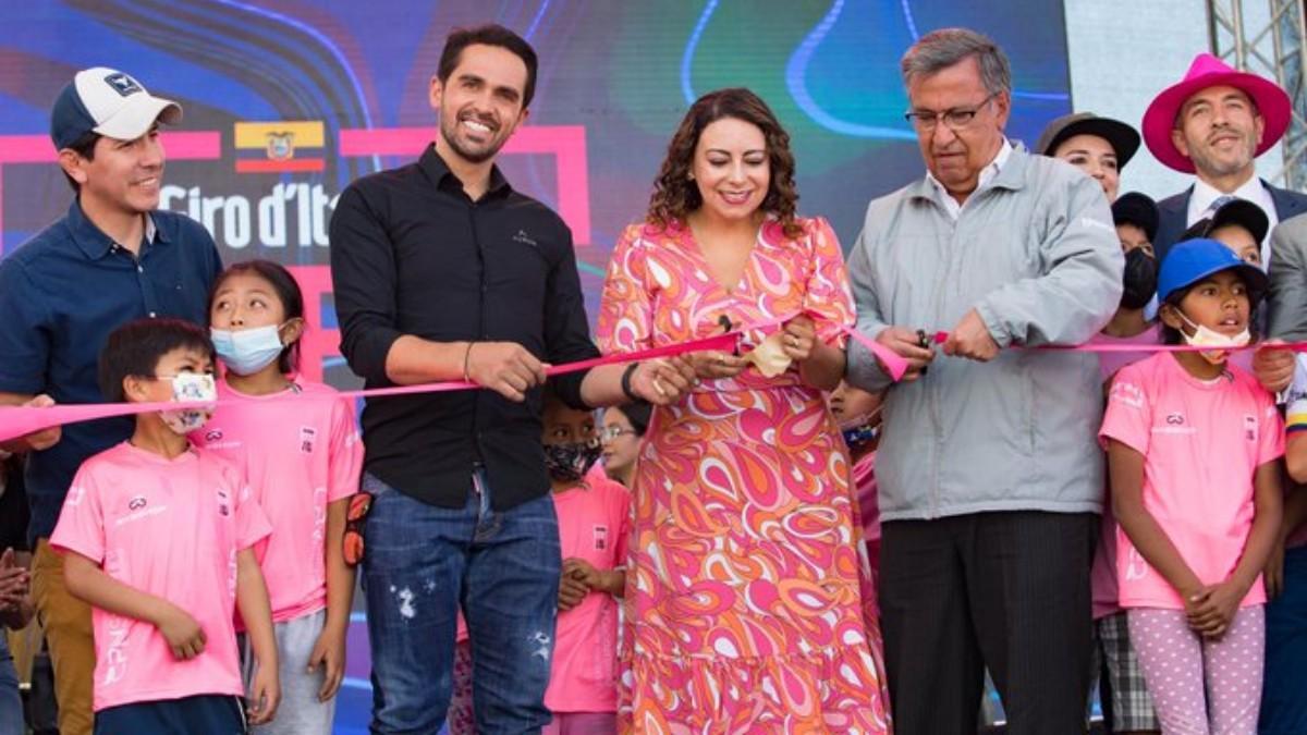 María Cristina Rivadeneira, gerente de Quito Turismo, y Alberto Contador, inauguran el primer «Giro d’Italia Ride Like a Pro»