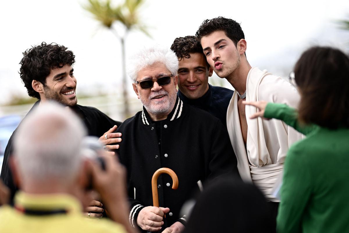 Pedro Almodóvar aterriza en Cannes. El cineasta estrena en Cannes el mediometraje ‘Extraña forma de vida’, con Ethan Hawke y Pedro Pascal, un wéstern protagonizado por dos gais que subvierte el género