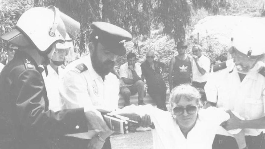 La Policía lleva detenido a un activista de Greenpeace, en 1990.