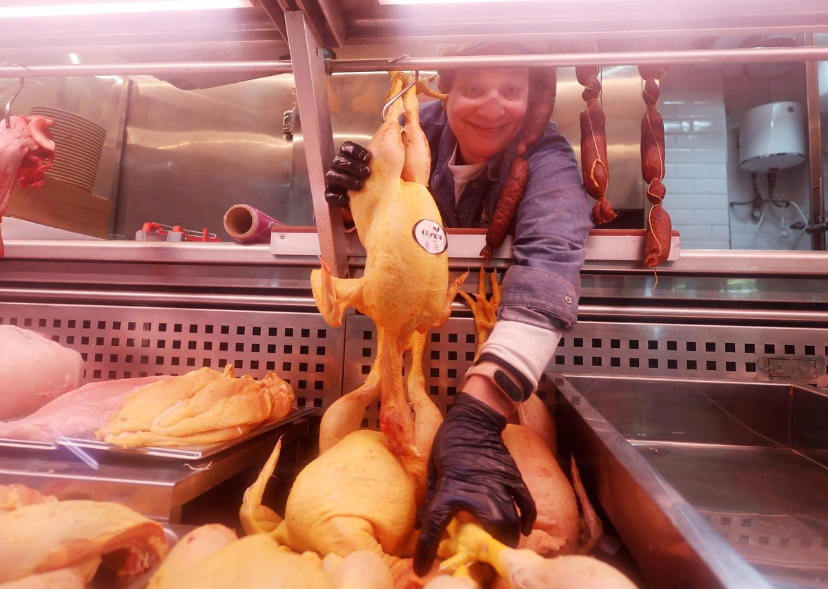 Hermi, trabajadora de la plaza, con los pollos.