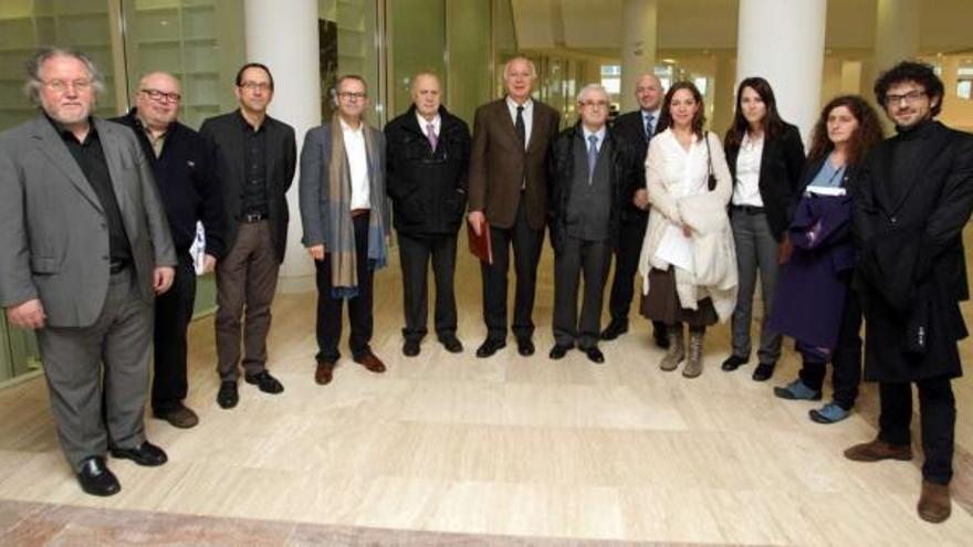 Los miembros del jurado de los Premios da Cultura Galega 2012, ayer, en la Cidade da Cultura de Santiago. // FdVv