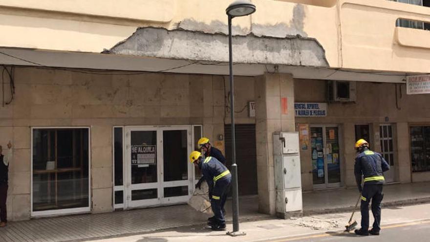 Se desprende parte de la cornisa de un edificio de Arrecife