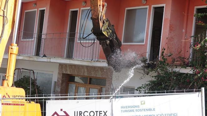 Vea aquí las imágenes del derribo del Hotel Teix de Magaluf y del Hostal Colón de Peguera, en Calvià