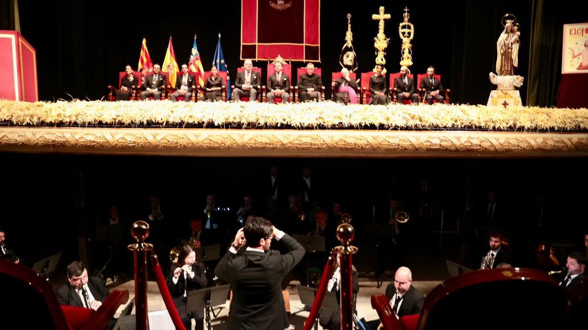 La orquesta, en el foso del Gran Teatro de Elche, con las autoridades en segundo plano.