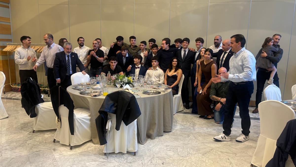 Los deportistas y federativos, tras la foto de familia.