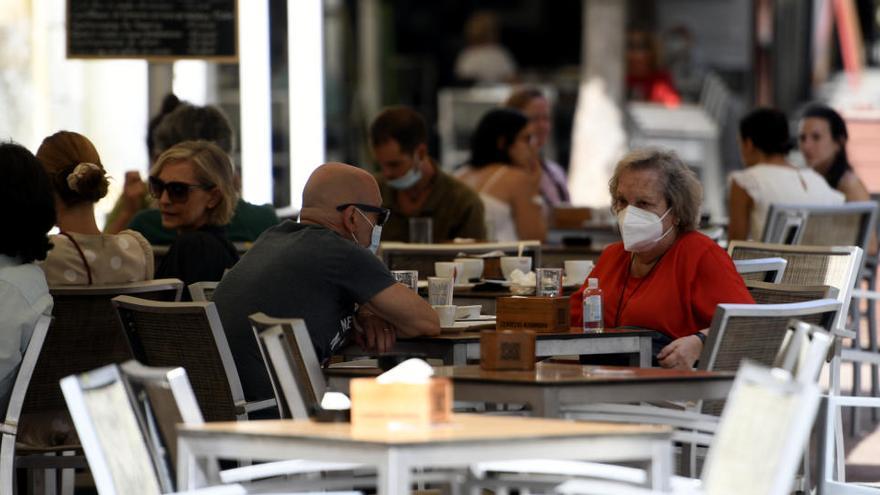 Varias personas disfrutan en una terraza en Madrid.