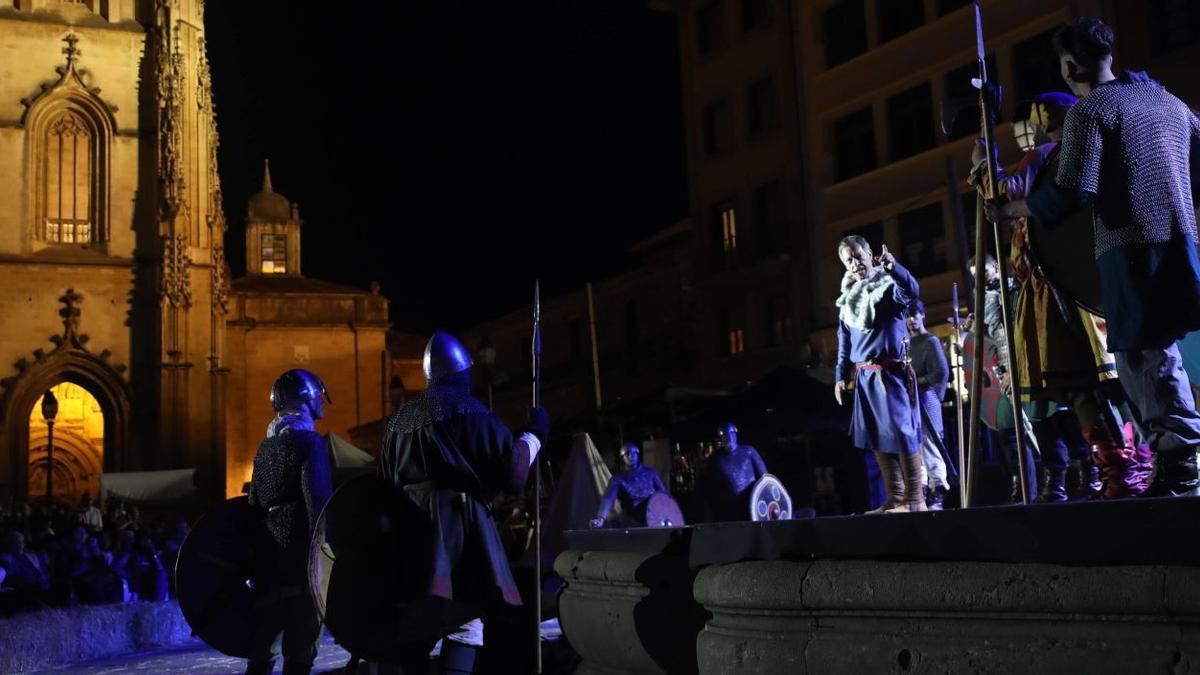 En el escenario ubicado sobre la fuente de la plaza de la Catedral, Ramón Langa, en el papel de Alfonso II, junto a sus escuderos.