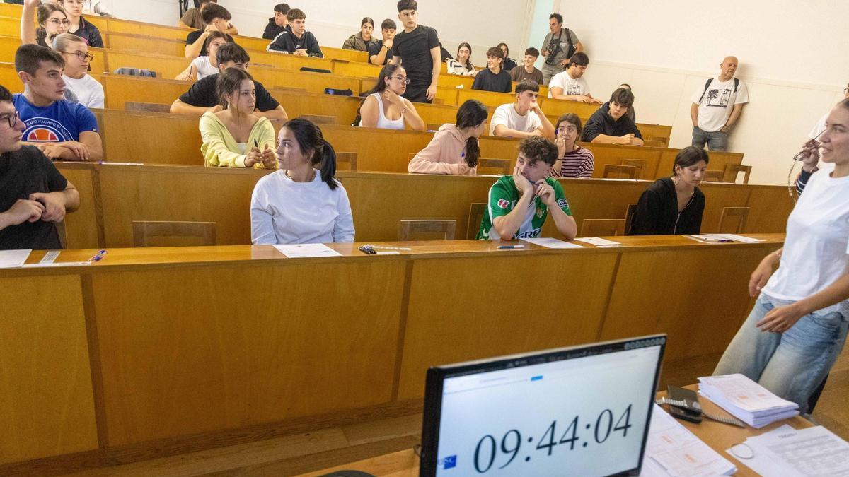 Estudiantes durante la primera jornada de la PAU en la Facultade de Ciencias da Comunicación de la USC, el pasado 2 de junio.
