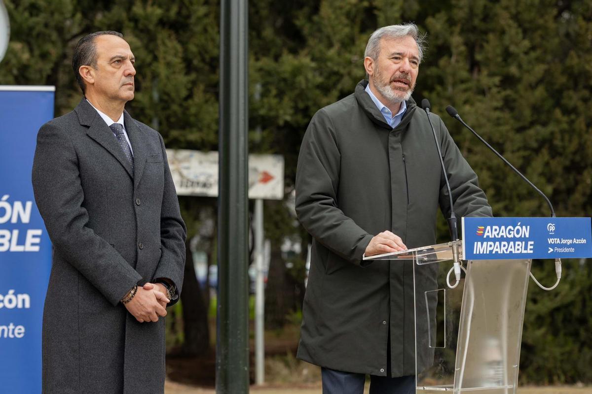 El presidente de Aragón y candidato, Jorge Azcón, con el consejero de Sanidad, José Luis Bancalero.