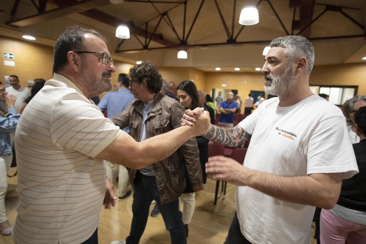 El nuevo presidente recibe la felicitación de un concejal de Compromís de Sueca.