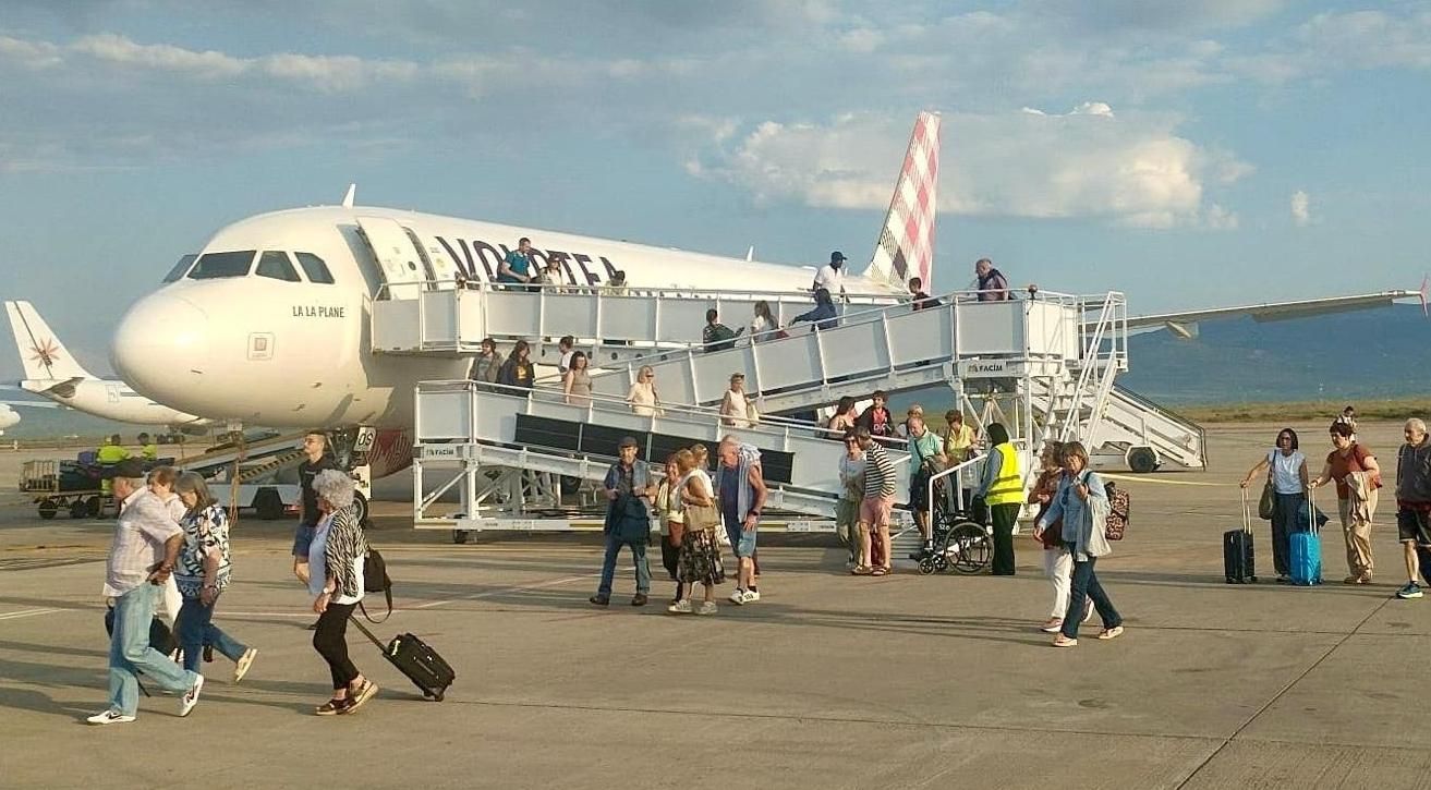 Pasajeros descienden de un avión de Volotea en el aeropuerto de Castellón