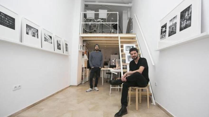 Juan F. Navarro e Israel Fuentes, sentado, en La Peluquería, tras el montaje de la primera exposición de fotografía, Dog On.