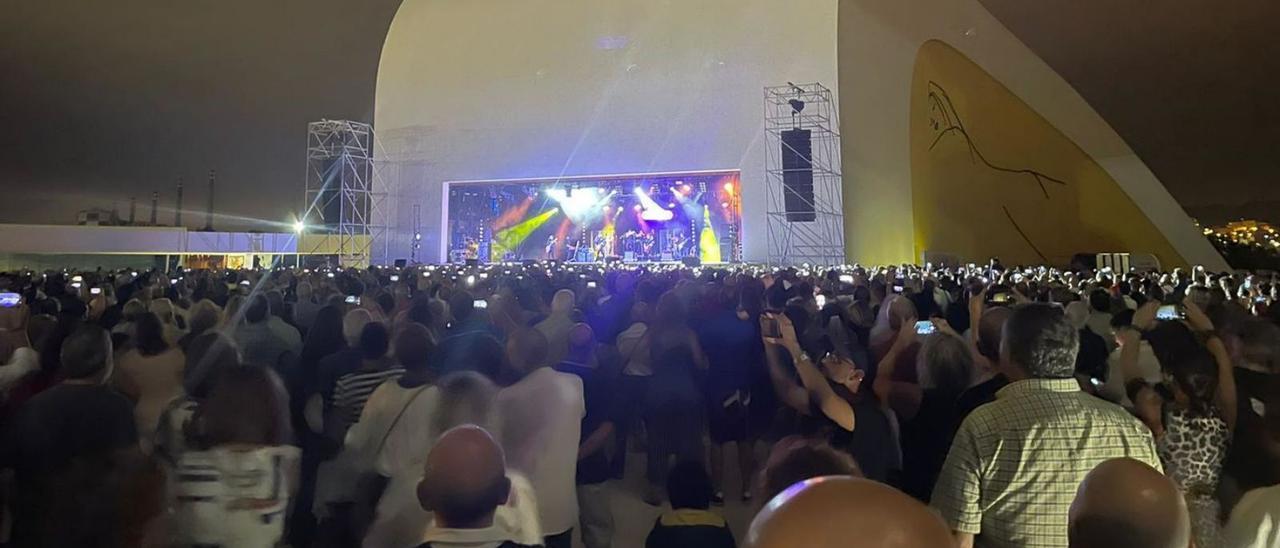 La banda leonesa, en la recta final de su actuación, anoche en Avilés. | I. R.