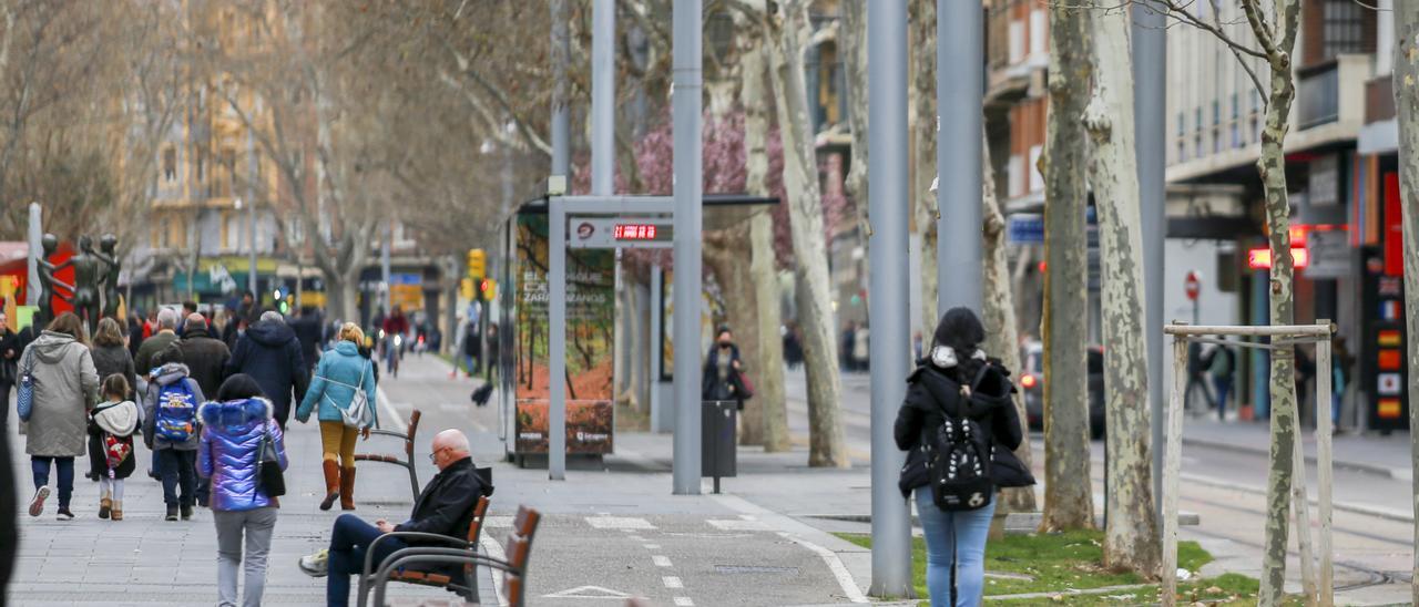 Un usuario de patinete circulando por el carril bici de Gran Vía.