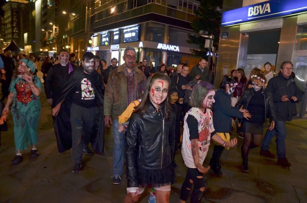 Los ganadores de un Goya por 'Nadie quiere la noche' crean en el Obelisco un híbrido de mariscador y pez. Cientos de niños disfrazados recorrieron las calles de la ciudad.