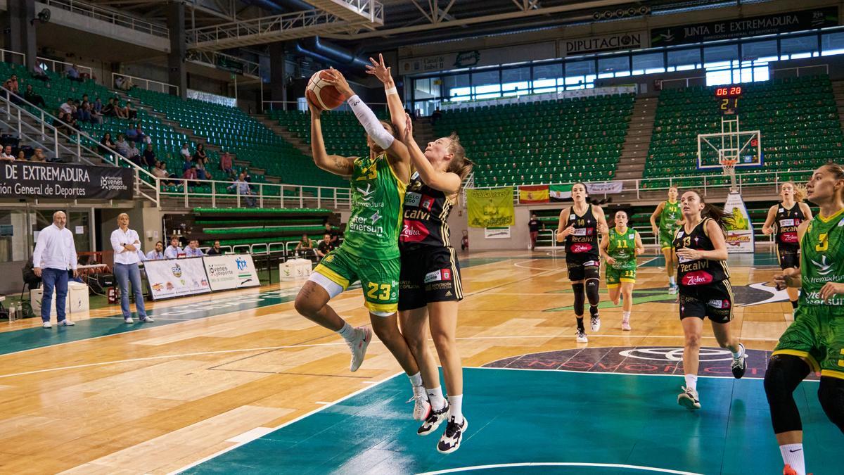 Una acción del partido entre el Al-Qázeres y el Celta de Liga Femenina Challenge de baloncesto.