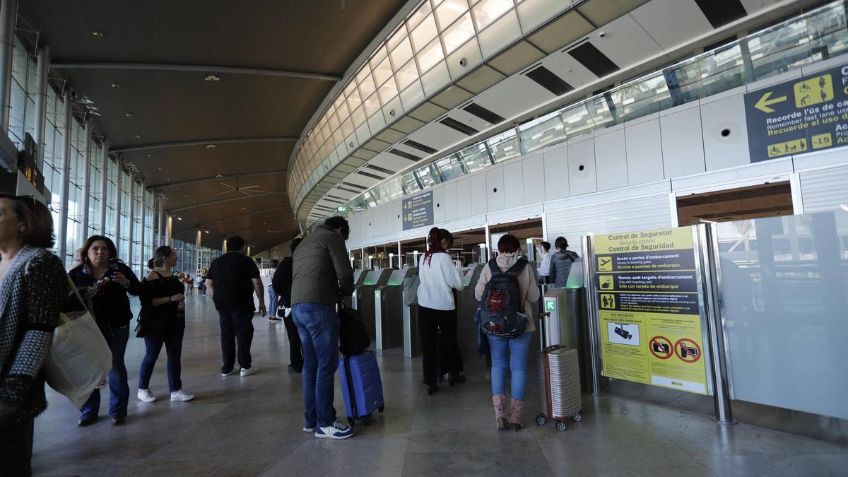 Viajeros en el aeropuerto de Valencia, durante las pasadas Fallas.