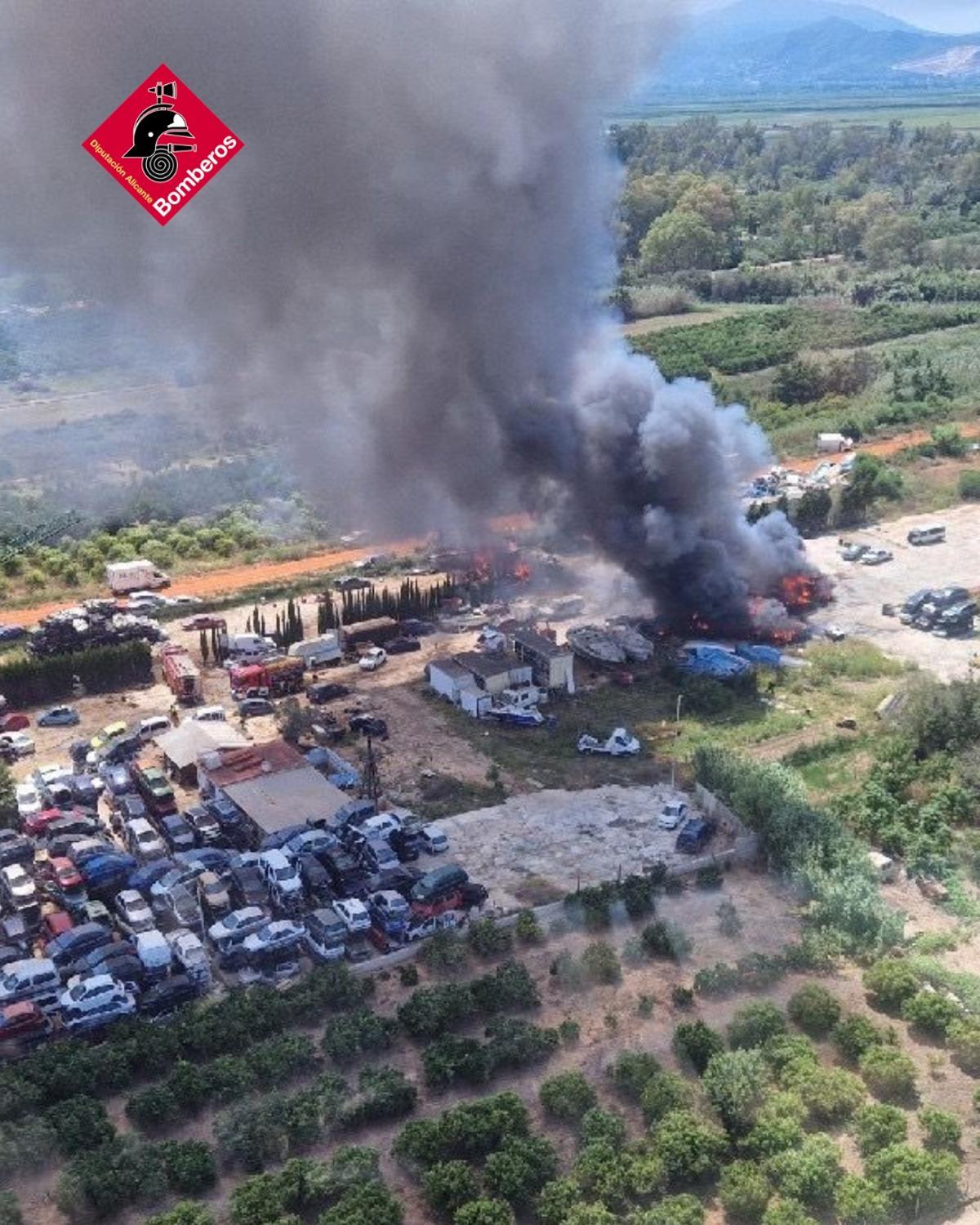Las imágenes del incendio en el desguace de El Verger